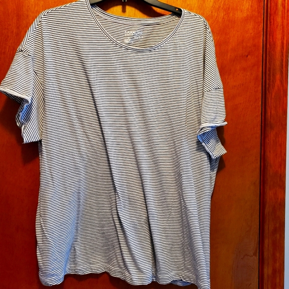 Black and white tee - Picture 2 of 4